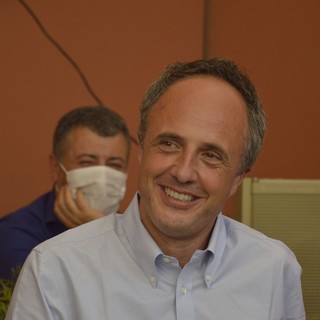 Sansa: "Vaccini, si prenota per giugno ma Toti promette di finire a maggio"