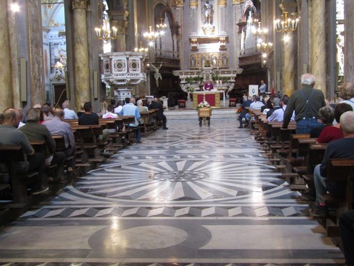 Savona, in tanti per l'ultimo commosso saluto per il ristoratore Nicola Marino