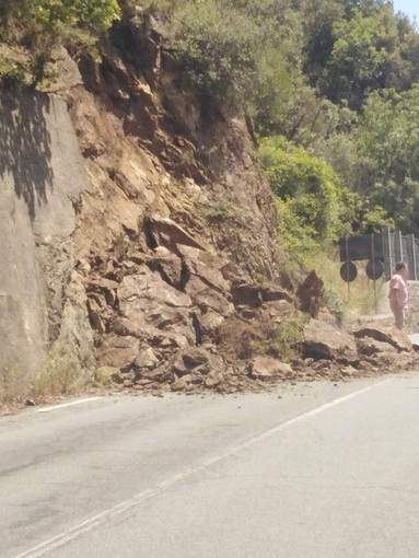Albisola Superiore: frana sulla strada per Ellera, disagi alla viabilità Albisola Superiore: frana sulla strada per Ellera, disagi alla viabilità