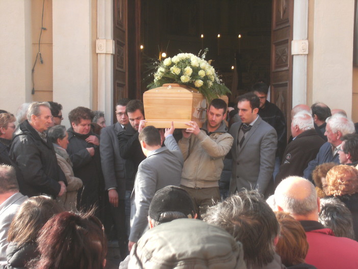 Bardineto si stringe intorno alla famiglia per l'ultimo saluto a Nicola Mazza