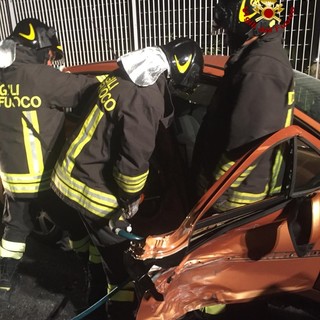 Frontale tra due auto a Finale Ligure, i vigili del fuoco estraggono 3 persone dalle lamiere