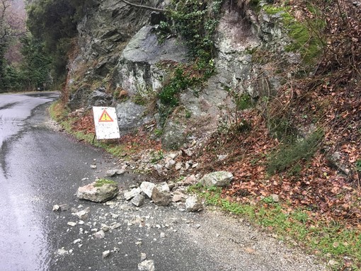 Frana sulla Provinciale 2 ad Ellera. Tecnici al lavoro Frana sulla Provinciale 2 ad Ellera. Tecnici al lavoro