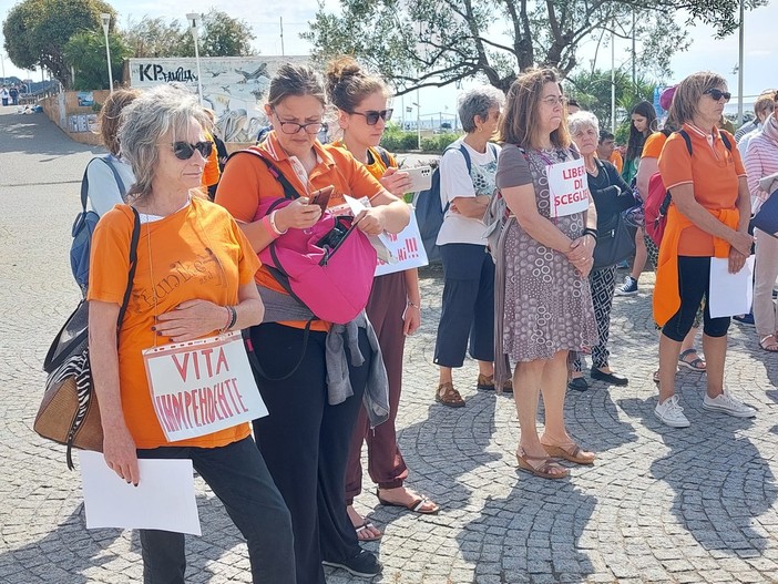 Albissola, flash mob in piazza Tullio del Comitato Famiglie 162: "Liberi di scegliere, sì a progetti personalizzati" (FOTO)