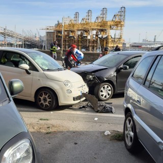 Savona, schianto frontale tra due auto: fortunatamente non si registrano gravi conseguenze (FOTO e VIDEO)