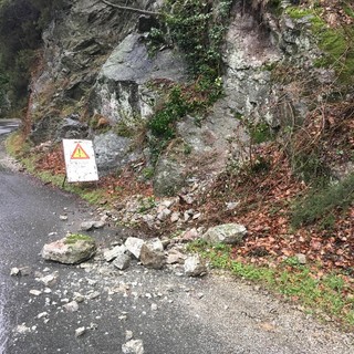 Frana sulla Provinciale 2 ad Ellera. Tecnici al lavoro