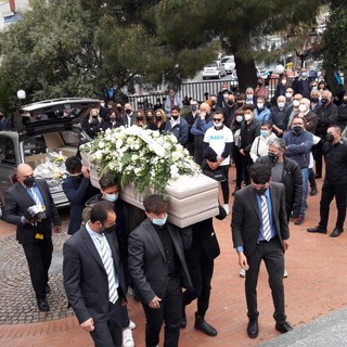 Amici, conoscenti, compagni di squadra: Alassio si stringe nell'ultimo saluto a Marco Parascosso (FOTO)