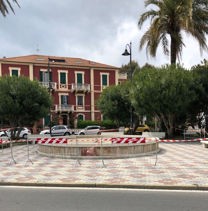 Albenga, al via il restyling della fontana di piazza Marconi