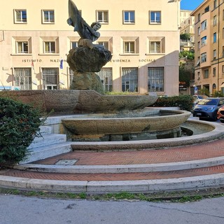 Savona, la "fontana del pesce" senza acqua e spenta, il Comune deve sostituire la pompa