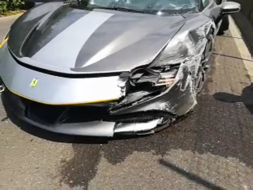 Giro in Ferrari col botto: supercar contro un muro sulla via Romana ad Albenga (FOTO e VIDEO)