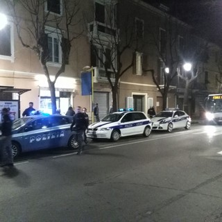 Disordini in viale Pontelungo e nel centro storico di Albenga: intervengono le forze dell'ordine
