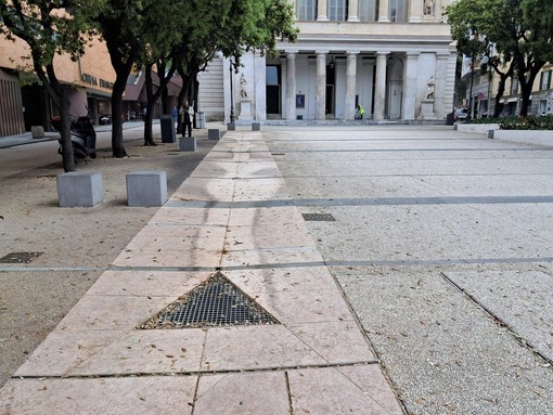 Piazza Diaz, la fontana si ferma di nuovo colpa di una perdita nella vasca di raccolta delle acque