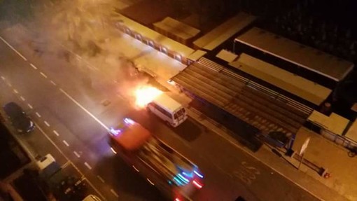 Savona: furgone a fuoco in corso Vittorio Veneto