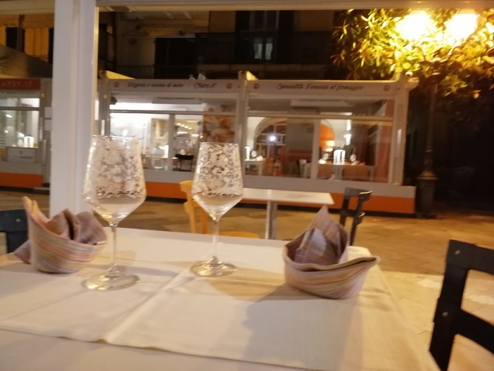 Torna a brillare per una notte Alassio: un flash mob per ricordare al mondo che cos'è una città viva (FOTO e VIDEO) Torna a brillare per una notte Alassio: un flash mob per ricordare al mondo che cos'è una città viva (FOTO e VIDEO)