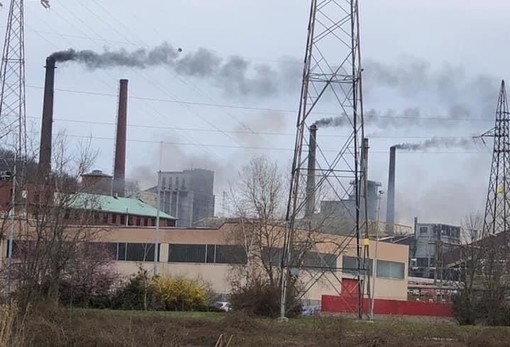 Malfunzionamento all'Italiana Coke, densa coltre di fumo nero nel cielo di Cairo (FOTO) Malfunzionamento all'Italiana Coke, densa coltre di fumo nero nel cielo di Cairo (FOTO)