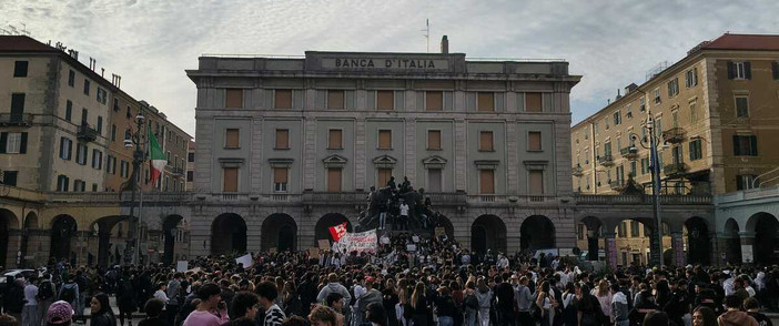 Avs Savona al fianco degli studenti in piazza: "Più investimenti nella scuola e no al riarmo" Avs Savona al fianco degli studenti in piazza: "Più investimenti nella scuola e no al riarmo"