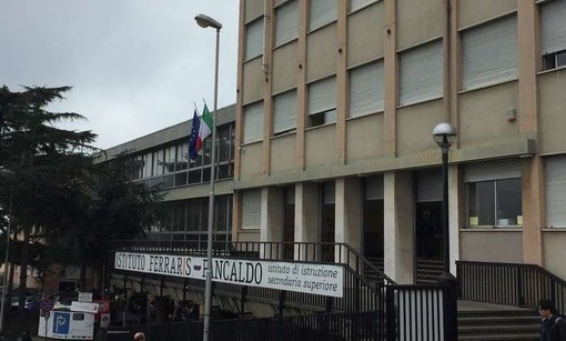 Savona, il dirigente del Ferraris Pancaldo detta le regole per la didattica a distanza: "Decoro, videocamera accesa e niente copia incolla da internet" Savona, il dirigente del Ferraris Pancaldo detta le regole per la didattica a distanza: "Decoro, videocamera accesa e niente copia incolla da internet"