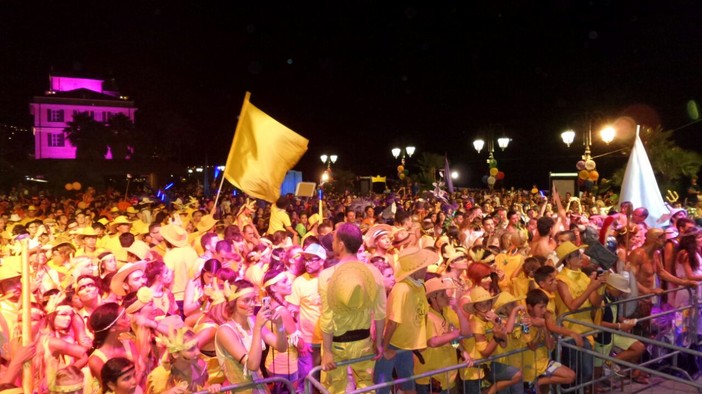 Alassio variopinta, grande successo per la "Festa dei Colori": trionfano i viola con il circo Alassio variopinta, grande successo per la "Festa dei Colori": trionfano i viola con il circo