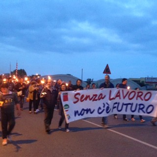 "Fiaccolata per il lavoro": a Vado Ligure sfila la solidarietà (all'interno fotogallery) "Fiaccolata per il lavoro": a Vado Ligure sfila la solidarietà (all'interno fotogallery)