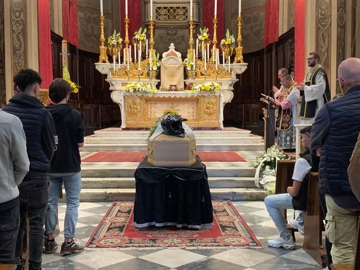 Pietra Ligure, in mille per l'addio ad Andrea Mileto: "Sempre con noi" (FOTO)