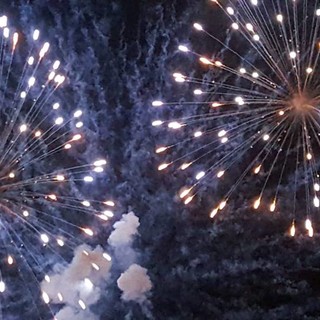 Bagno di folla ad Alassio per i tradizionali fuochi d'artificio del primo dell'anno
