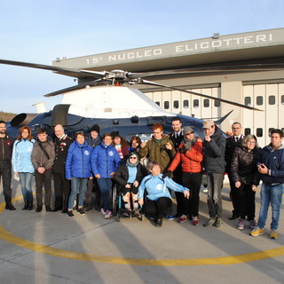 Gli atleti disabili della Polisportiva Dilettantistica IntegrAbili in visita al Nucleo Elicotteri dei carabinieri di Villanova d'Albenga