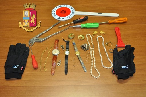 Loano, sorpreso a rubare in casa si dà alla fuga ma sull'Aurelia si imbatte nella Polizia: arrestato