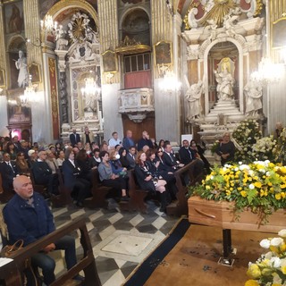 Folla per l'ultimo saluto a Franco Gatti: "Hai preso la chitarra e hai suonato per noi, grazie Franco" (Foto e video)
