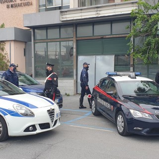 Albenga: carabinieri e polizia municipale setacciano il vecchio ospedale, "casa Cicchero" e i palazzi di via Montalcini