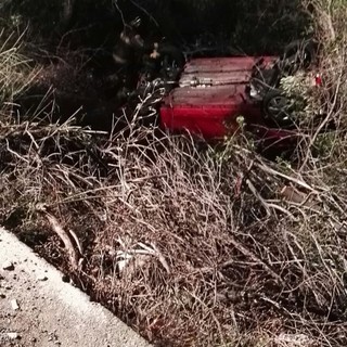 Borgio, auto in una scarpata in via Nazario Sauro: conducente illeso