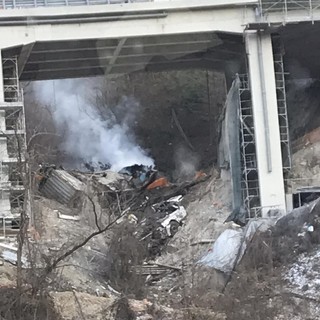 Camion precipitato dal viadotto dell'A6, esce del fumo dal rimorchio: vigili del fuoco mobilitati