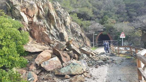 Frana in Lungomare Europa a Varazze, riapertura non avverrà a breve. Il sindaco: "La zona necessita di un intervento più esteso" Frana in Lungomare Europa a Varazze, riapertura non avverrà a breve. Il sindaco: "La zona necessita di un intervento più esteso"