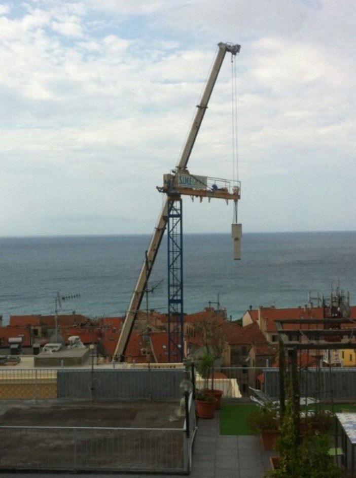 Finale Ligure, spettacolare intervento di rimozione di una gru Finale Ligure, spettacolare intervento di rimozione di una gru