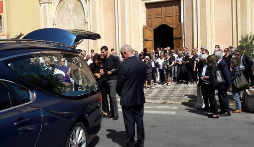 Folla a Finale per l’ultimo saluto a Giorgio Mamberto