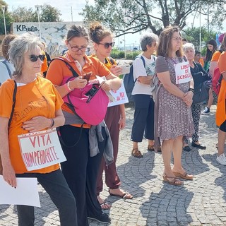 Albissola, flash mob in piazza Tullio del Comitato Famiglie 162: "Liberi di scegliere, sì a progetti personalizzati" (FOTO)