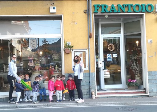 Leca d'Albenga, i bambini del Nido d’Infanzia “Girotondo” in visita al “Frantoio Marco” Leca d'Albenga, i bambini del Nido d’Infanzia “Girotondo” in visita al “Frantoio Marco”