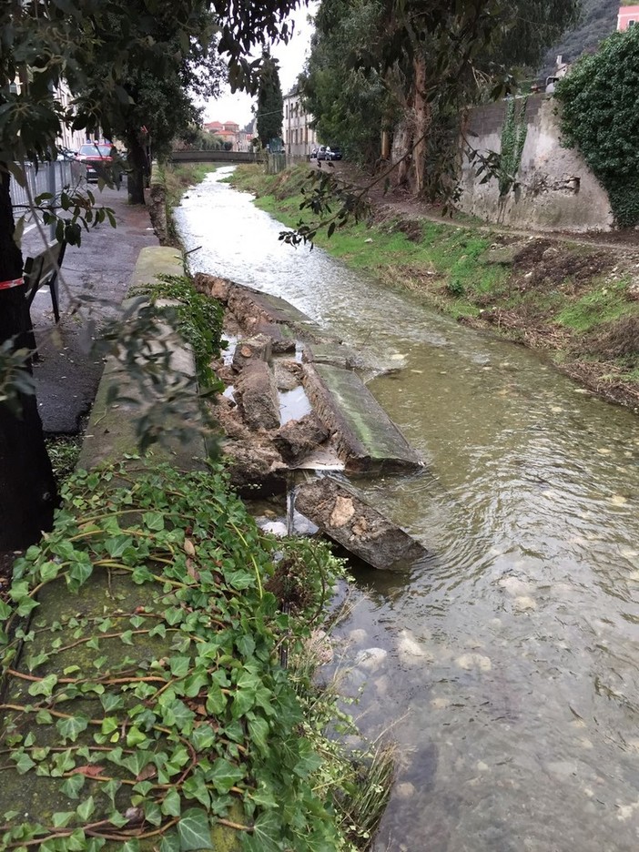Argine crollato a Finale: arriva la circolazione a senso unico alternato (FOTOgallery) Argine crollato a Finale: arriva la circolazione a senso unico alternato (FOTOgallery)