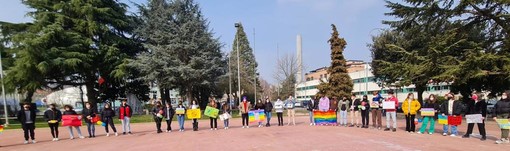 Carcare, studenti del liceo Calasanzio in piazza per manifestare contro la guerra Carcare, studenti del liceo Calasanzio in piazza per manifestare contro la guerra
