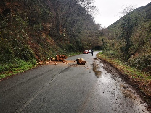 Massi sulla carreggiata: provvisoriamente chiusa la Sp8 tra Finale e Vezzi Portio Massi sulla carreggiata: provvisoriamente chiusa la Sp8 tra Finale e Vezzi Portio
