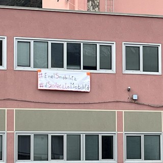 Savona, alla sede Enel di Corso Ricci lo striscione #EnelSmobilita: aperto lo stato di agitazione