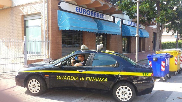Albenga: Guardia di Finanza e Carabinieri sequestrano l’intero patrimonio di un “truffatore seriale”, il titolare di Euro Arredi Albenga: Guardia di Finanza e Carabinieri sequestrano l’intero patrimonio di un “truffatore seriale”, il titolare di Euro Arredi