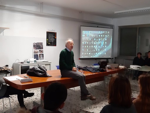 Savona, l'ex magistrato Gherardo Colombo al Ferraris-Pancaldo: "Rispettiamo le regole tramite la Costituzione" (FOTO) Savona, l'ex magistrato Gherardo Colombo al Ferraris-Pancaldo: "Rispettiamo le regole tramite la Costituzione" (FOTO)
