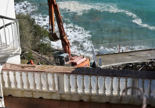 Treno deragliato Andora, lavori in corso: chiatta in arrivo lunedì mattina