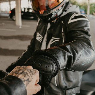 Viaggiare in moto sul litorale: le giacche in pelle più trendy del momento