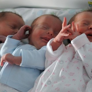 Parto record al Gaslini: 3 gemelli omozigoti per una coppia di Savona, 1 caso su 100 mila