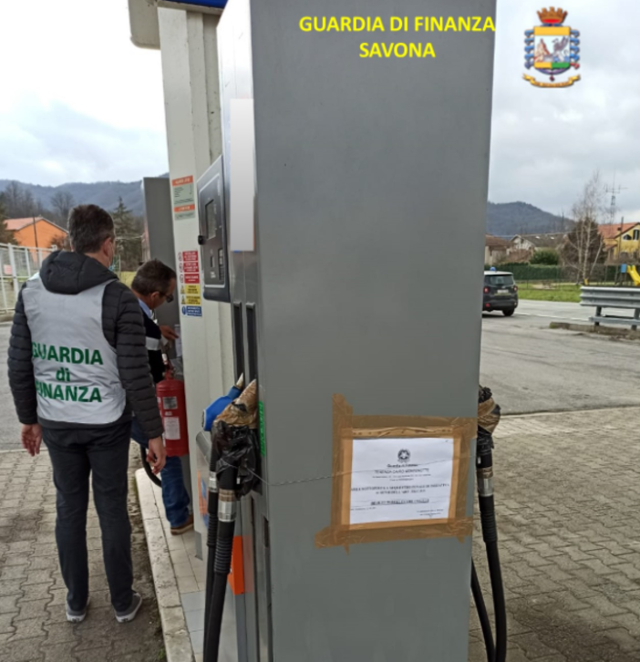 Carburante misto ad acqua in un distributore di Cairo: la Finanza sequestra le cisterne e le pompe di erogazione (FOTO)