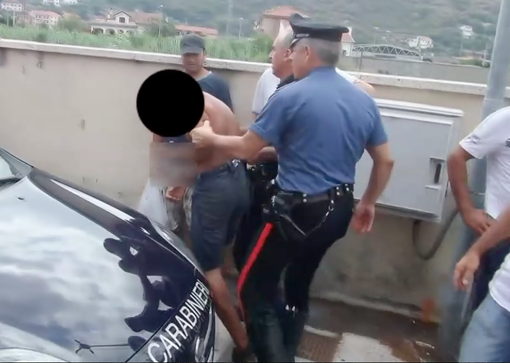 Rapina al "Ghota" di Albenga: le immagini del rocambolesco inseguimento finito con due arresti