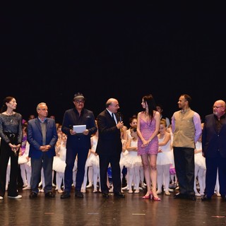 Savona, l'étoile internazionale Lorena Baricalla consegna i certificati d'esame alle giovani ballerine
