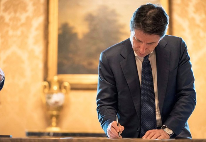 Conte: "Riapriamo con rischio calcolato, ma non possiamo fermarci ora. Da lunedì riprende la vita sociale" Conte: "Riapriamo con rischio calcolato, ma non possiamo fermarci ora. Da lunedì riprende la vita sociale"