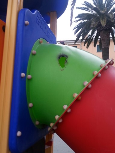 Vandali danno fuoco allo scivolo dei bambini: inagibile l'area giochi della Finanza a Finale