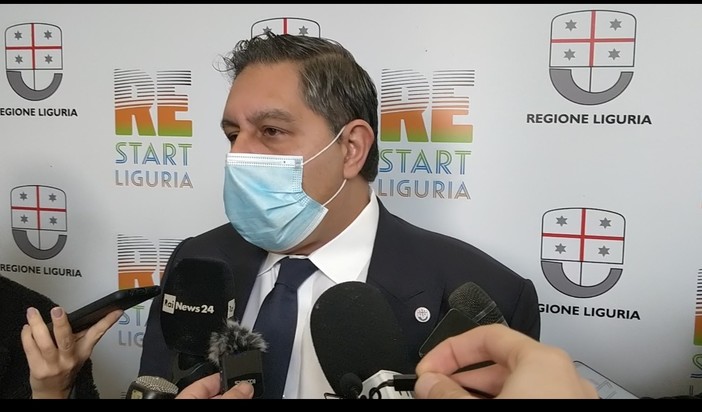 Variante Omicron e nuove misure del governo, Toti boccia il tampone per i vaccinati: "Uno sforzo francamente inutile"